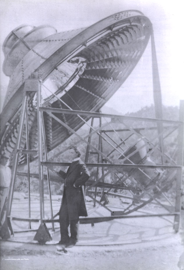 padrehimalayaatsaintlouismissouriexpo1904withhissolarfurnace.jpg